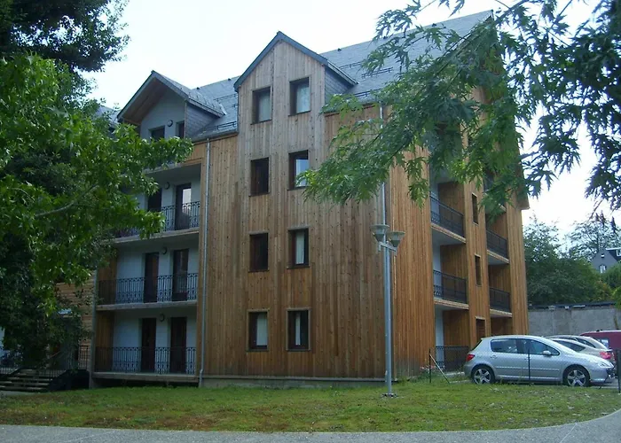 T3 à Luchon: Balcon, Parking, Proche Thermes&centre, Bien équipé - Fr-1-313-232 *